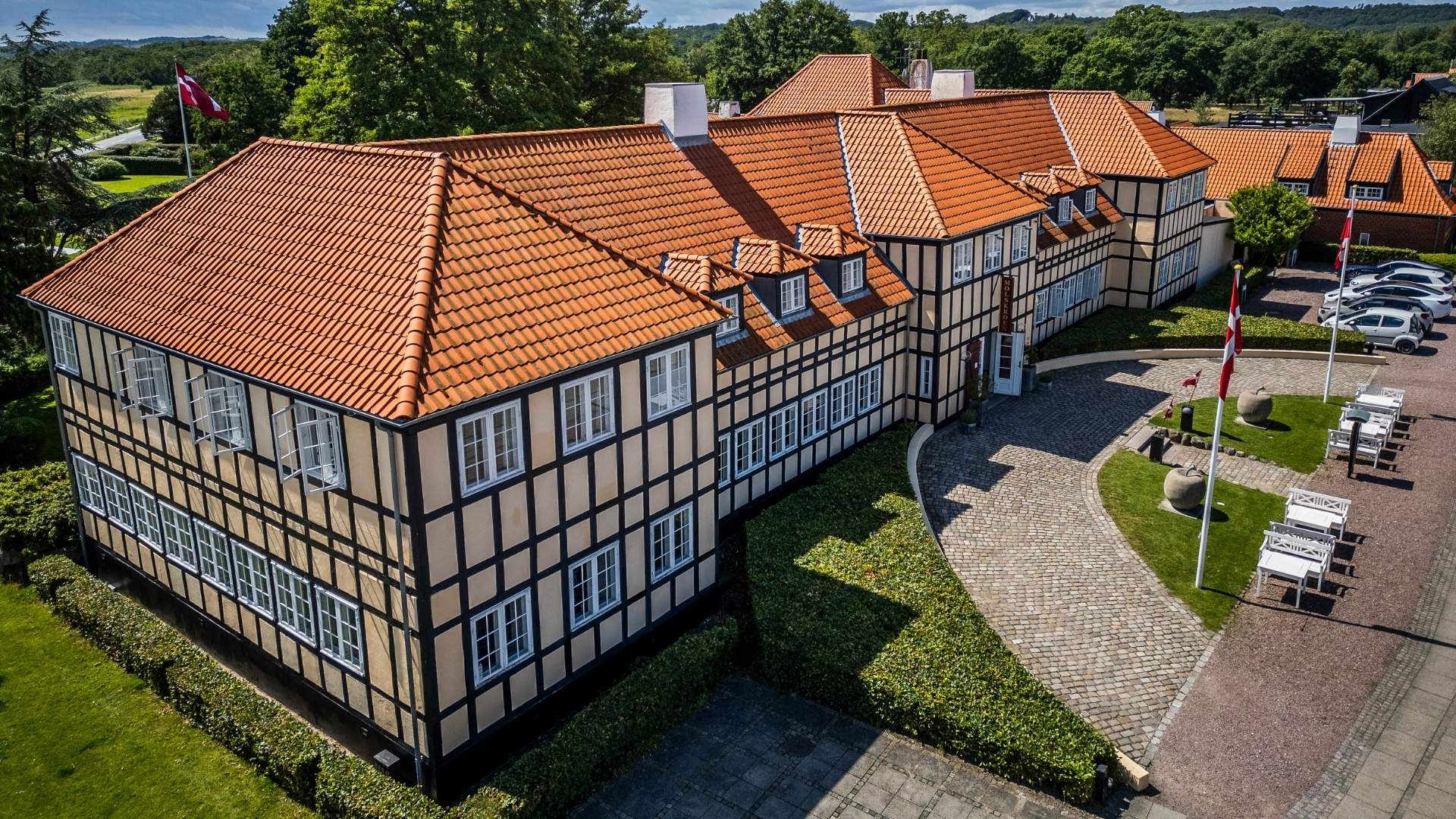 Luftfoto af Molskroen med røde tegltage og grønne omgivelser.