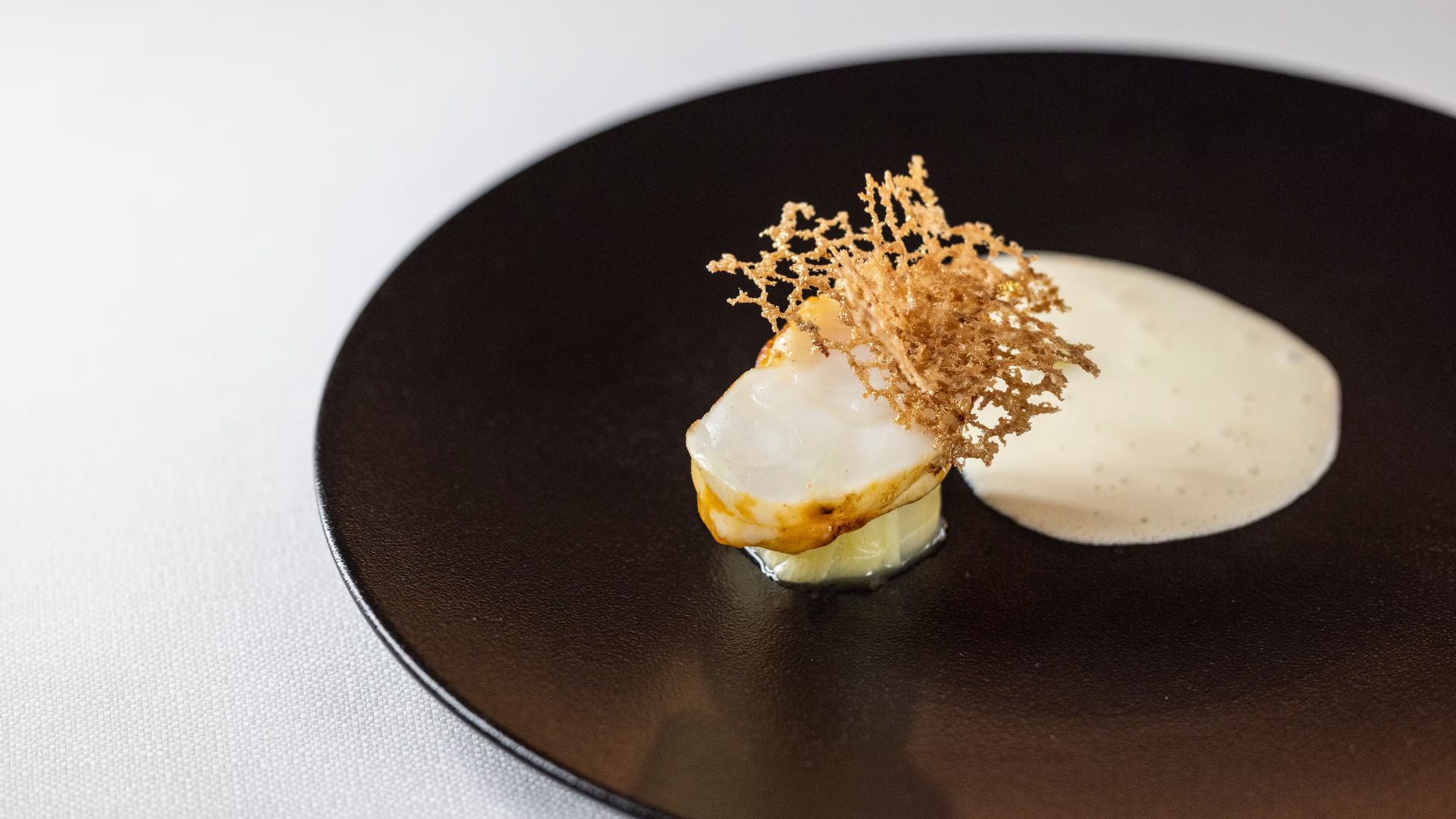 Anretning med helleflynder, blåmusling, citronolie & rød basilikum