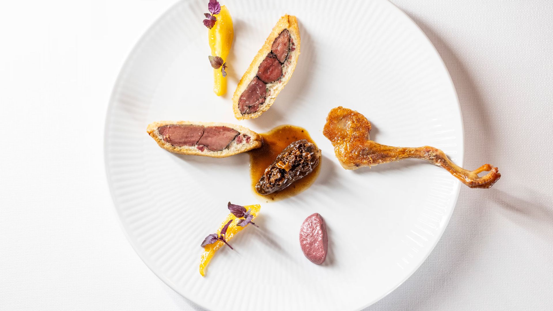 Anretning med due en crouton, pære, morkel & sauce på lever.