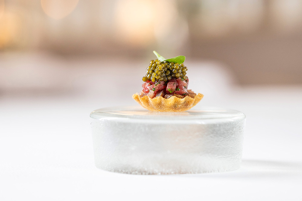 Snack anretning med røget tun, oksetatar & Oscietra caviar.