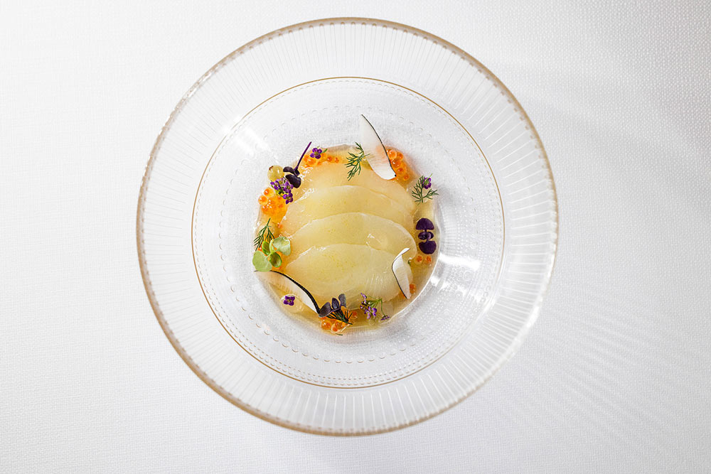 Anretning med grillet havtaske, porre, kastanje, gris & brunet smør