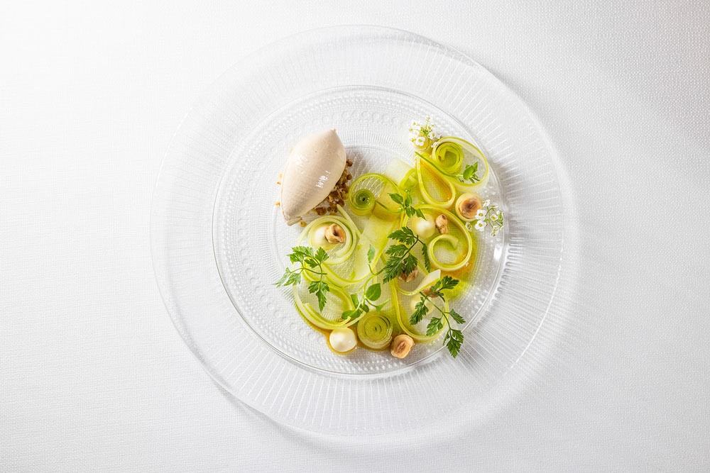 Anretning med karamelliseret æble, mælkeis, yoghurtganache & citrontimian